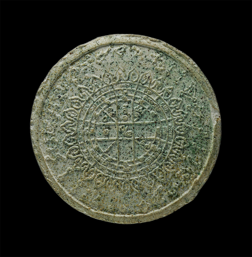 3Dec24 (158)p.jpg - พระพุทธรวมใจไทยทั้งชาติ พิธีสยามมงคล ปี2550 ปลุกเสก ศาลหลักเมือง ท้องพระสนามหลวง วัดพระแก้ว ด้านหลังโรยผงตะไบที่เหลือจากการหล่อพระพุทธรูปศักดิ์สิทธิ์ม [..] | https://kamulet.in.th